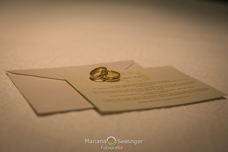 as alianças e o convite de casamento de Leila e Vitor fotografados por Mariana Seelinger