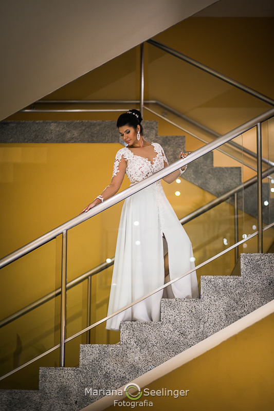 a noiva Leila posa na escada em fotografia de casamento por Mariana Seelinger