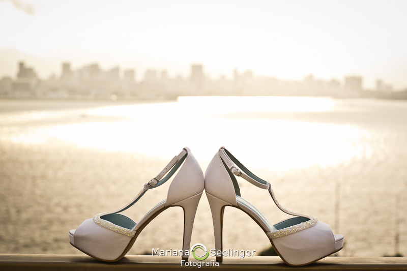 os sapatos da noiva Natalia diante do mar de Niterói - RJ por Mariana Seelinger Fotografia