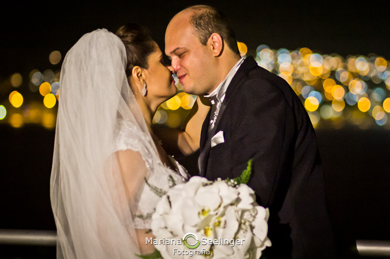 foto externa dos noivos em casamento em Niterói - RJ por Mariana Seelinger Fotografia
