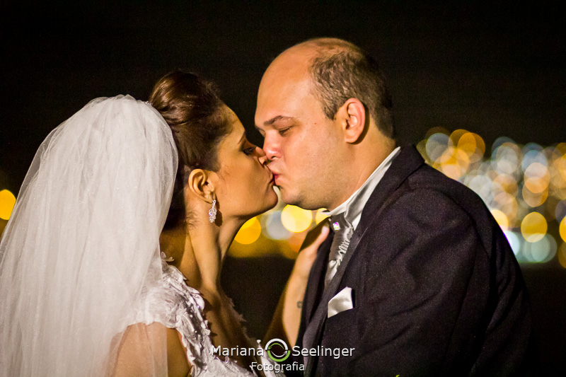 os noivos se beijam na noite de Niterói - RJ em fotografia de casamento por Mariana Seelinger