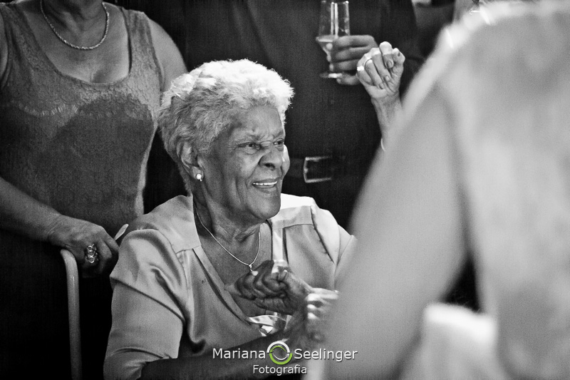 a vovó dos noivos em fotografia de casamento por Mariana Seelinger