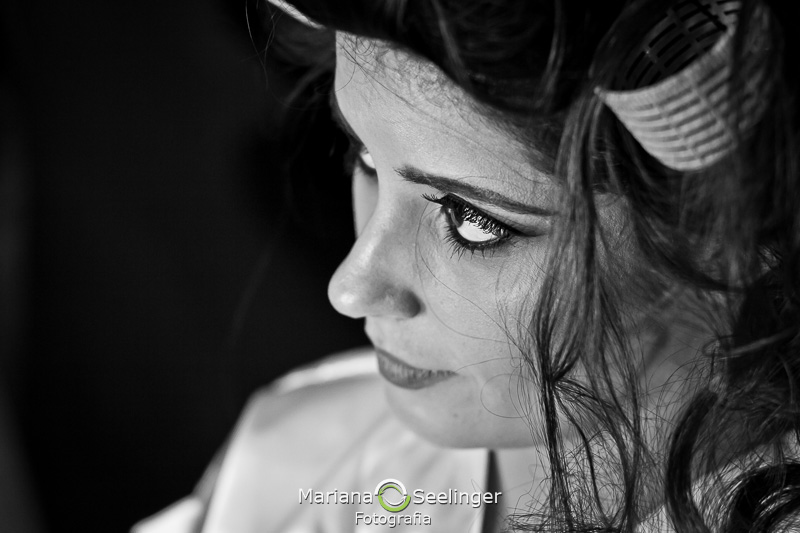 a noiva se prepara para o casamento em Niterói - RJ por Mariana Seelinger Fotografia