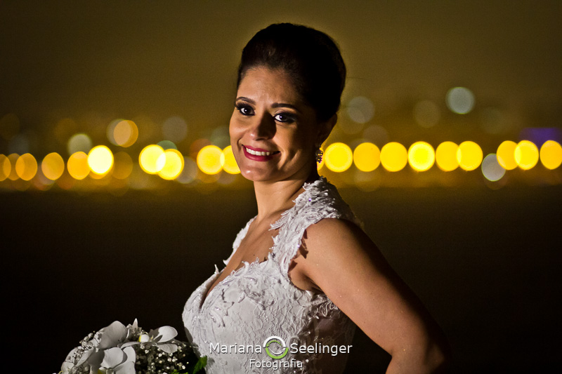 a noiva posando para a fotógrafa de casamentos Mariana Seelinger