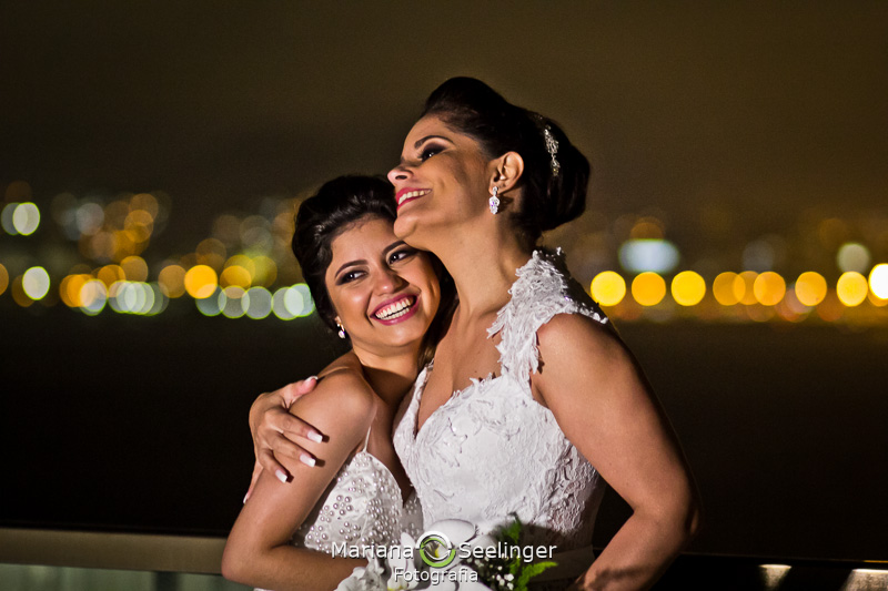 a noiva e sua filha abrançando-se em fotografia por Mariana Seelinger em Niterói - RJ