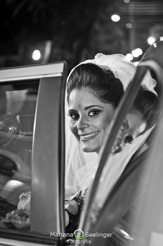 a noiva Natalia descendo do carro para seu casamento em Niterói - RJ em foto por Mariana Seelinger