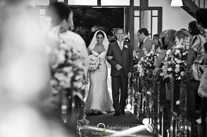a noiva e o pai entram na igreja em Niterói - RJ em fotografia por Mariana Seelinger