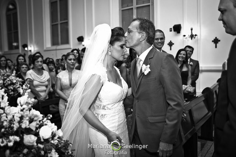 o pai beija a testa da noiva em fotografia por Mariana Seelinger