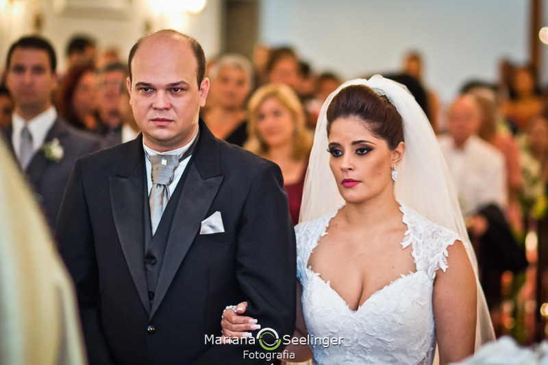 os noivos no altar por Mariana Seelinger Fotografia em Niterói - RJ