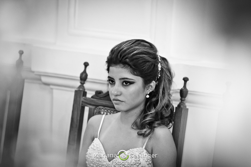 a filha da noiva assiste emocionada o casamento em Niterói - RJ