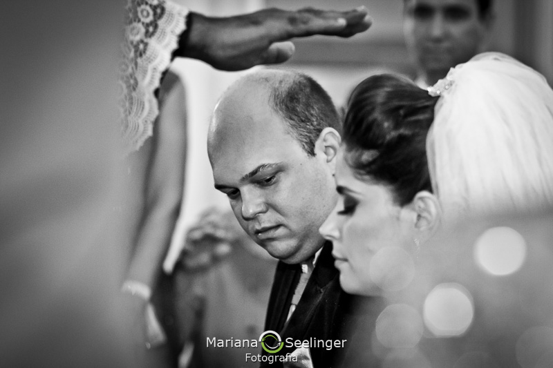 close dos noivos no altar por Mariana Seelinger no casamento em Niterói