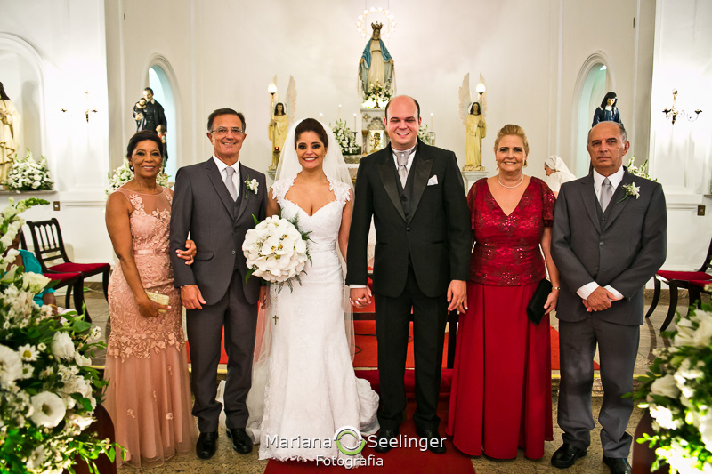 os noivos e seus pais em casamento em Niterói - RJ por Mariana Seelinger Fotografia