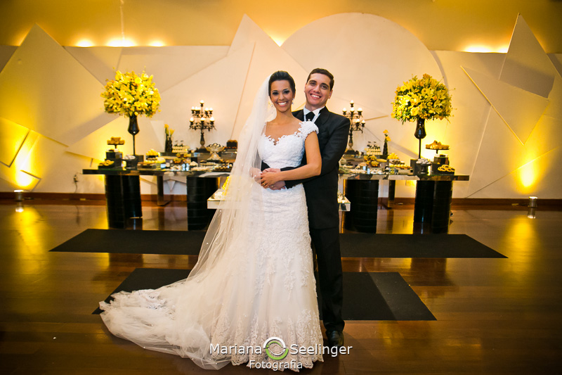 os noivos abraçados em fotografia de casamento em Niterói - RJ por Mariana Seelinger Fotografia