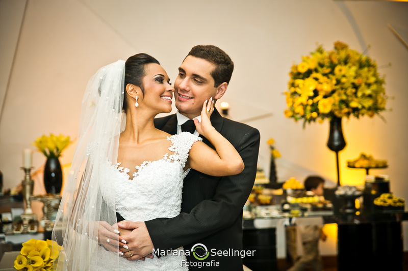 a noiva segura o rosto do noivo apaixonadamente