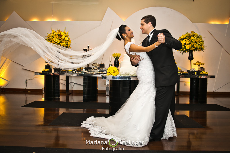 os noivos dançam apaixonados em fotografia por Mariana Seelinger