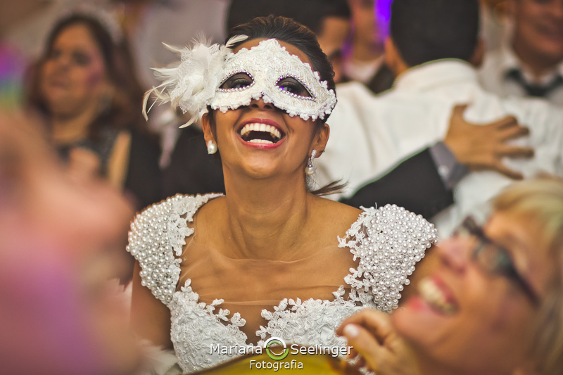 a noiva sorri com uma máscara branca em sua festa de casamento em Niterói - RJ