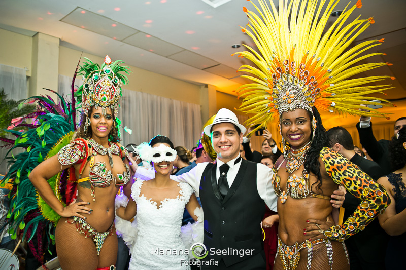 os noivos e as madrinhas de bateria no casamento em Niterói - Rj