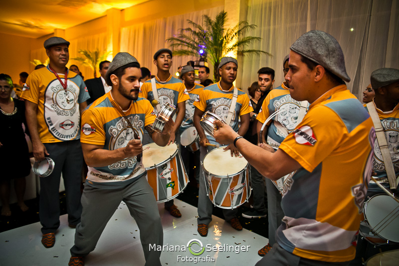 a bateria toca no casamento de Renata e Tiago em Niterói RJ fotografado por Mariana Seelinger