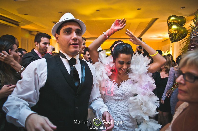 os noivos se divertem em sua festa de casamento fotografados por Mariana Seelinger