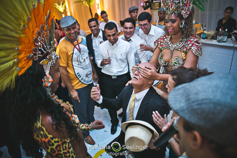 os convidados se diverem ao som da bateria em casamento em Niterói - RJ