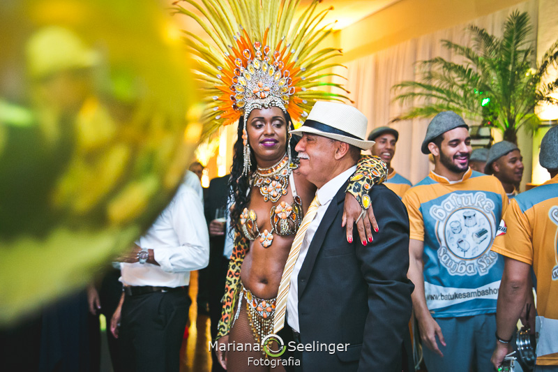 a madrinha de bateria e o pai da noiva em casamento por Mariana Seelinger Fotografia