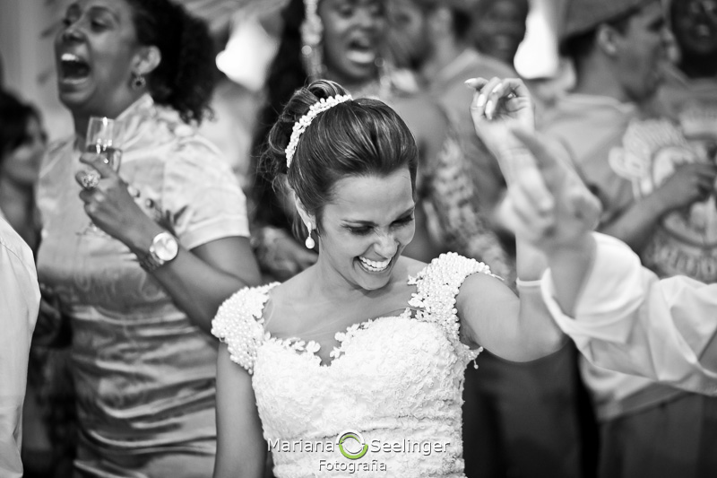 a noiva se diverte em sua festa de casamento em fotografia por Mariana Seelinger