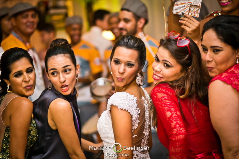 as noivas e suas amigas posam para a fotógrafa Mariana Seelinger