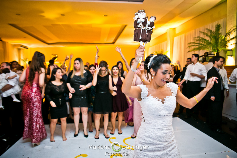 a jogada do buquê de Renata em fotografia por Mariana Seelinger em Niterói - RJ