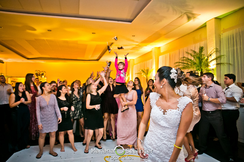 a mamãe ergue sua filha para pegar o buquê em Niterói - Rj