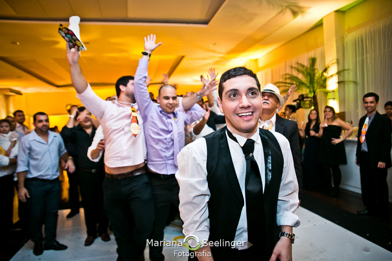 a jogada da cinta liga do noivo para os convidados em casamento fotografado por Mariana Seelinger