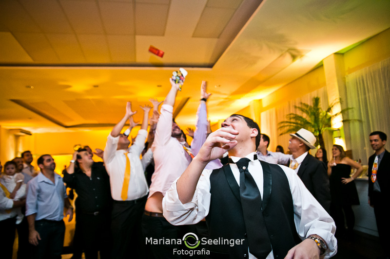 os convidados disputam a cinta liga em casamento fotografado por Mariana Seelinger em Niterói - RJ
