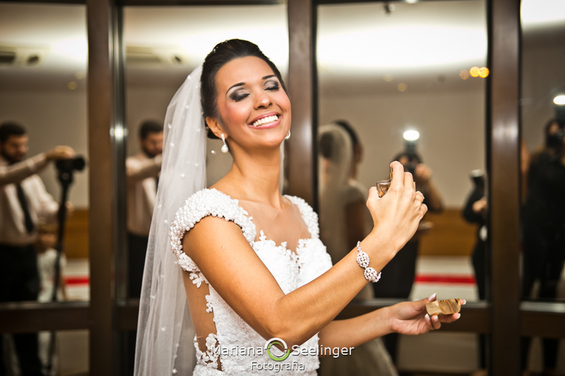 a noiva espirrando o perfume