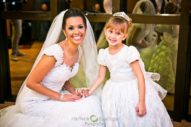 a noiva e a daminha posam para a fotógrafa Mariana Seelinger