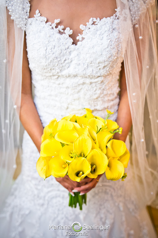 a noiva e seu buquê amarelo em fotografia por Mariana Seelinger em casamento em Niterói - RJ