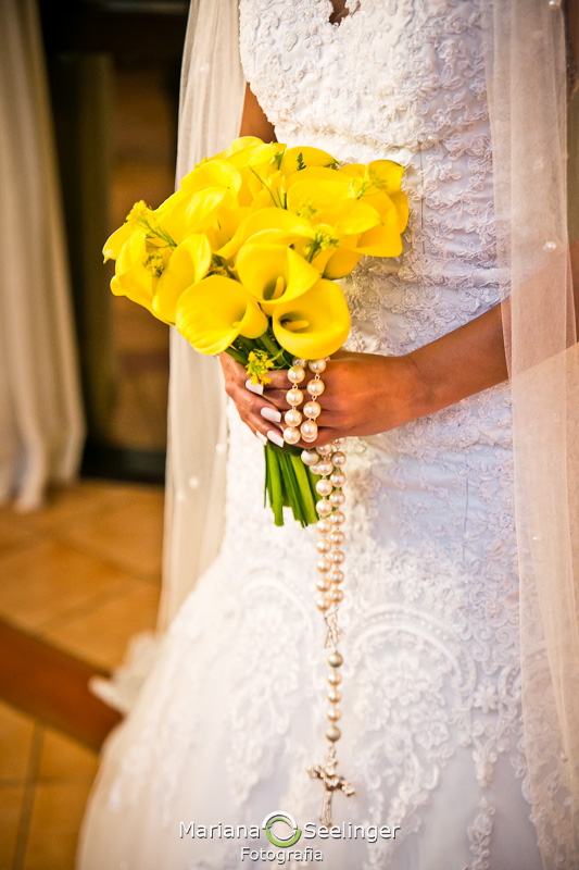 a noiva e seu buquê amarelo com o terço de pérolas em Niterói - RJ