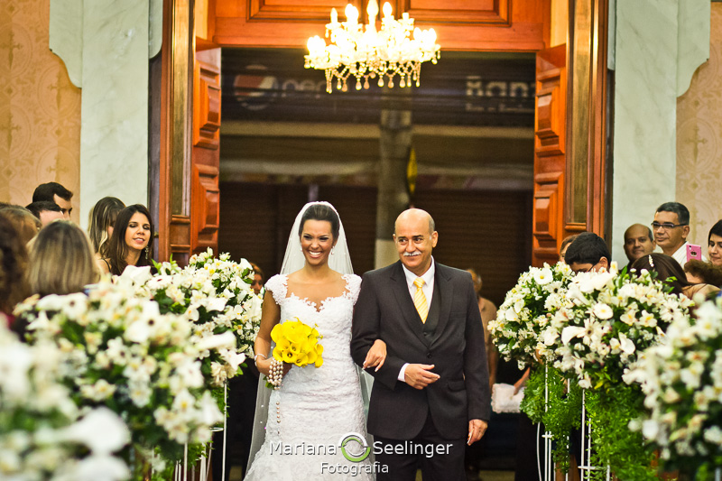 a noiva e seu pai entram na igreja em Niterói - RJ