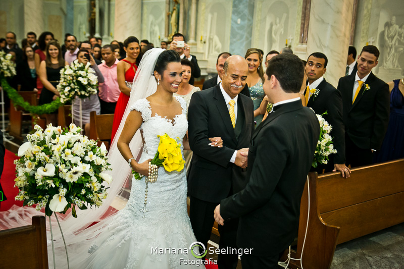 a noiva e seu pai chegam ao altar em fotografia por Mariana Seelinger