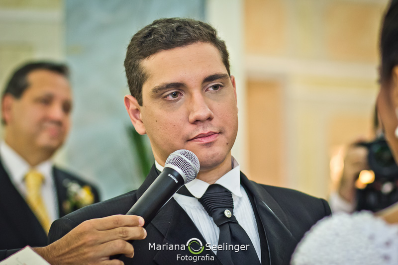 o noivo Tiago proclamando seus votos no casamento