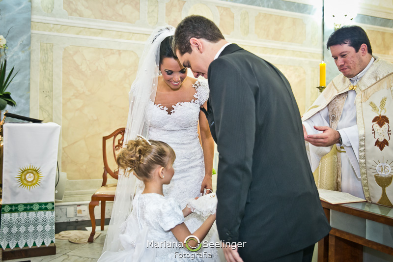 os noivos recebem a aliança da daminha em casamento em Niterói - RJ