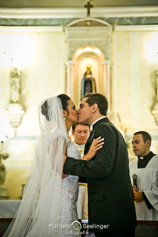 os noivos se beijam diante do padre em fotografia por Mariana Seelinger em Niterói - RJ
