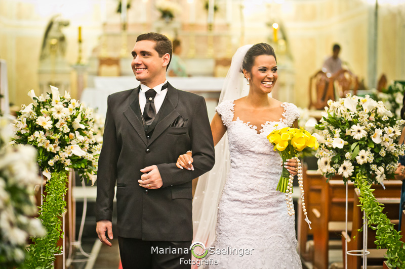 os noivos deixam a igreja em fotografia de casamento por Mariana Seelinger