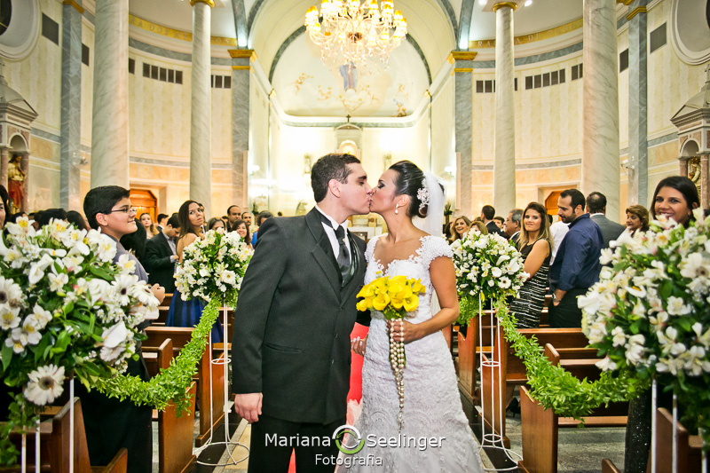 os noivos se beijam na saída da igreja em NIterói - RJ