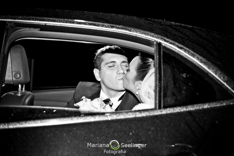 os noivos se beijam no carro saindo da cerimônia religiosa em Niterói -RJ