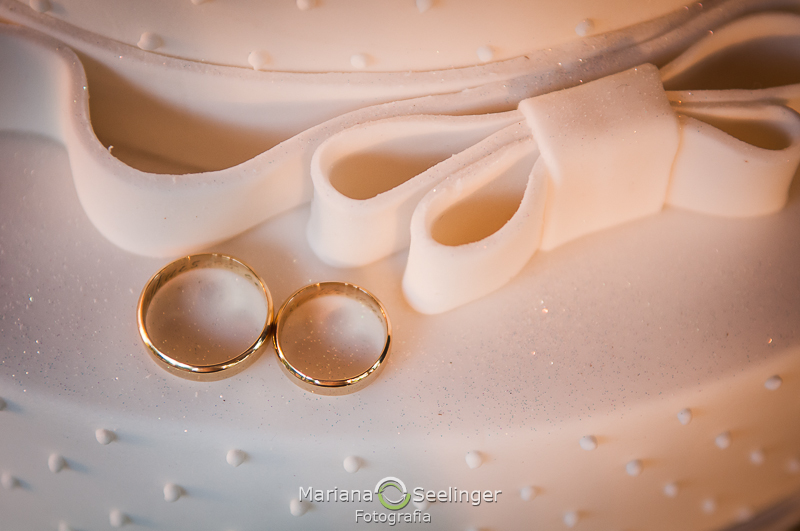 detalhe das alianças do casamento de Thais e Adriano em cima do bolo em Niterói - RJ por Mariana Seelinger
