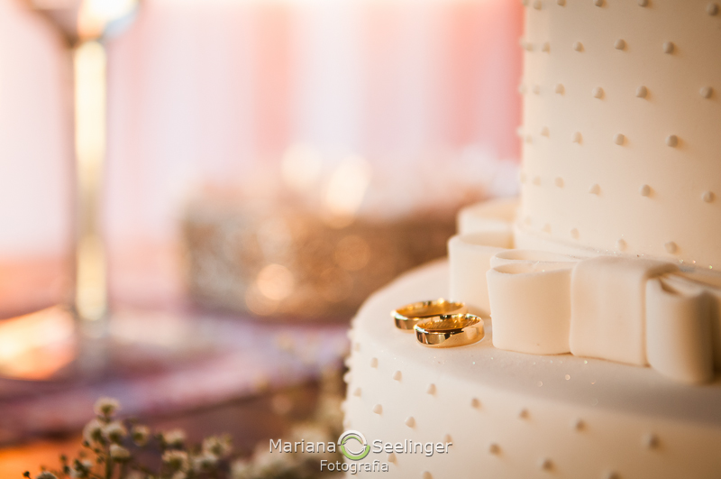o bolo com as alianças em fotografia por Mariana Seelinger