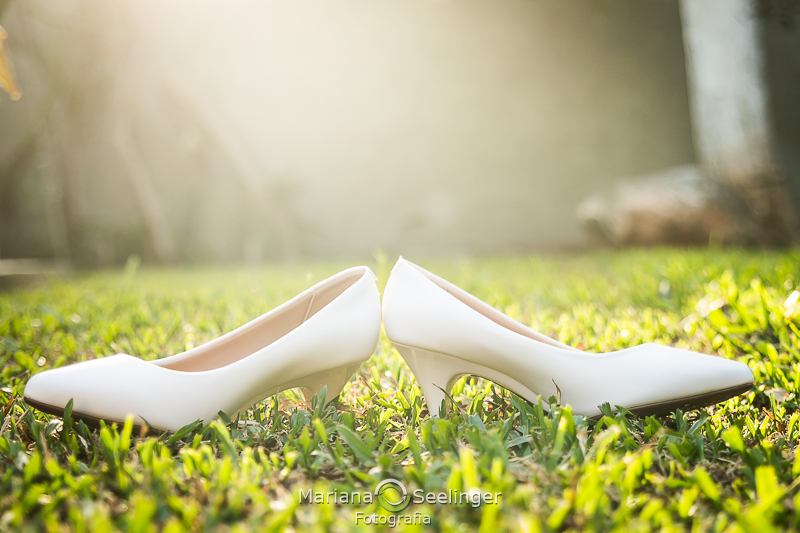 os sapatos da noiva sobre a grama em Niterói - RJ