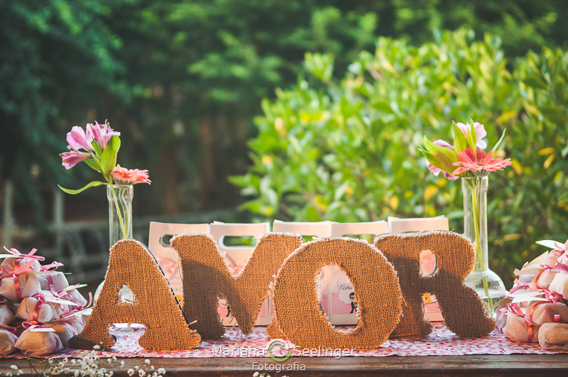 detalhe da decoração com a a palavra AMOR em casamento