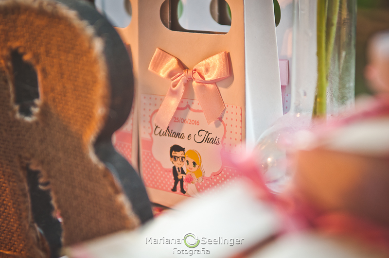 detalhe dos brindes com os noivinho no casamento de Thais e Adriano por Mariana Seelinger Fotografia