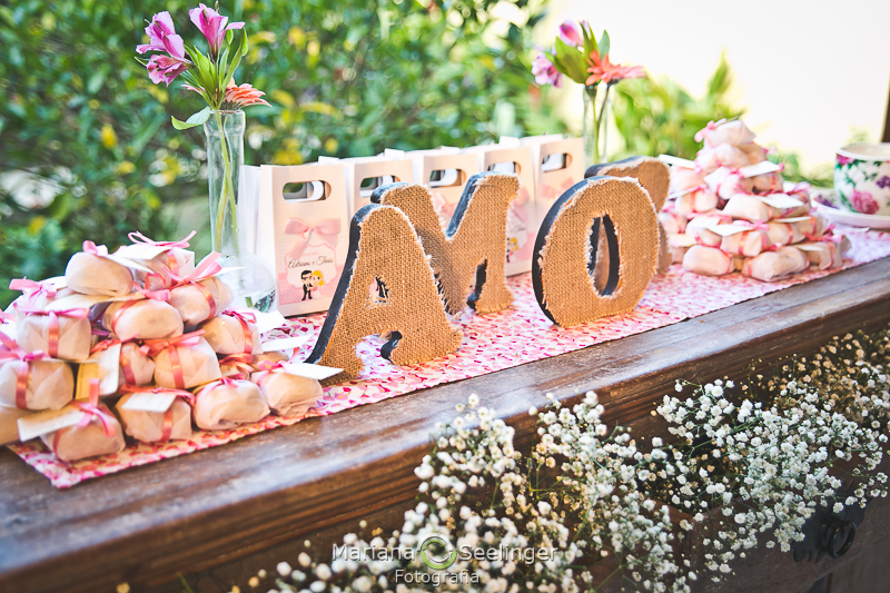 a decoração da mesa do bolo para o casamento em Niterói - RJ por Mariana Seelinger Fotografia