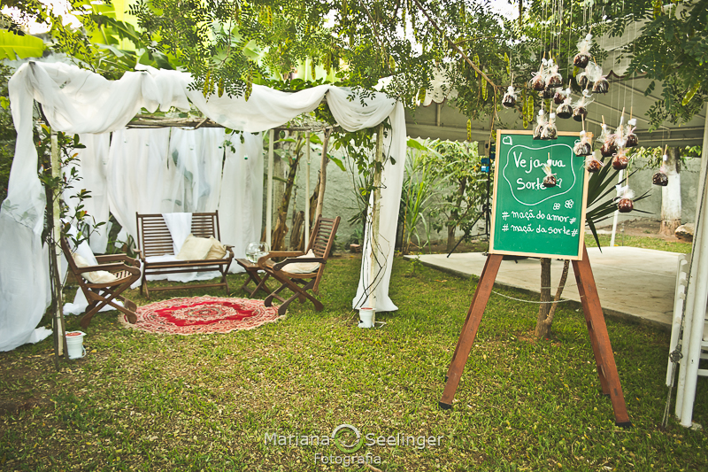 detalhes da decoração ao ar livre do casamento por Mariana Seelinger
